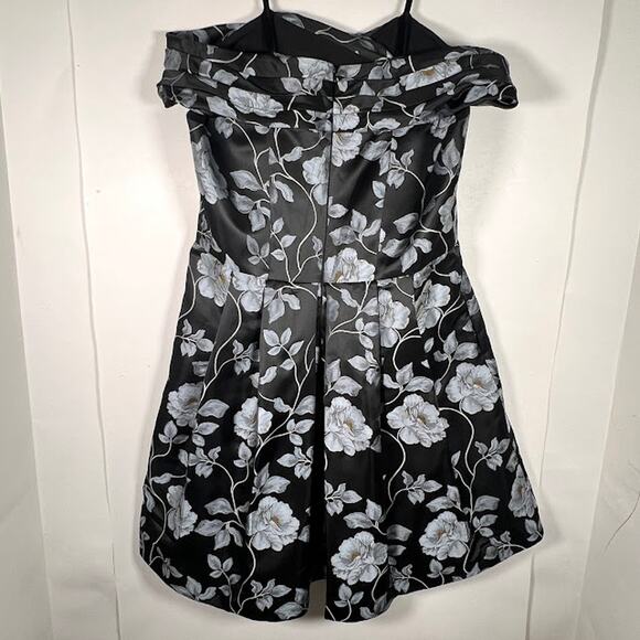 Gal Meets Glam Black and Blue Floral Cora Dress - Picture 3 of 11